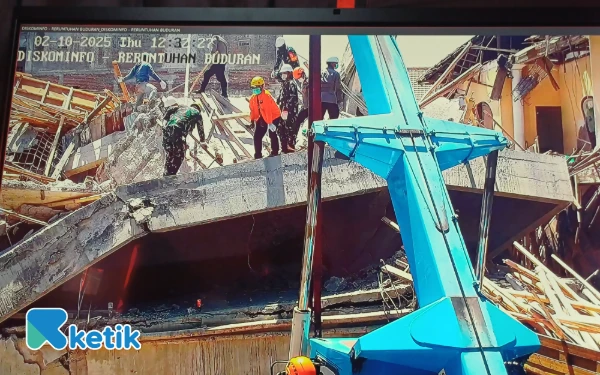 Thumbnail Berita - Tim SAR Turunkan 5 Crane Angkat Reruntuhan Ponpes Al Khoziny Sidoarjo