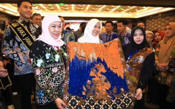 Thumbnail Peringati Hari Batik Nasional 2025, Gubernur Khofifah Kenalkan Wastra Batik Gerbang Baru Nusantara