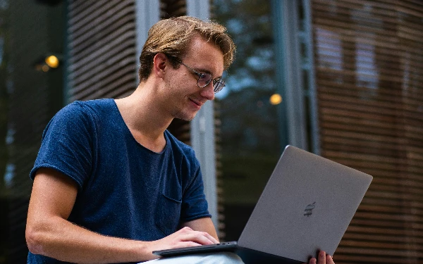 Thumbnail Berita - Bukan Sekadar Chatbot, Kenali 4 Tahapan Evolusi AI dari 'Penjawab Soal' Menjadi 'Agen' Mandiri