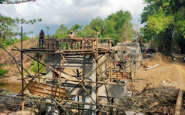 Thumbnail Berita - Diduga Menyimpang, Proyek Jembatan di Kedungdung Disorot Inspektorat Kabupaten Sampang