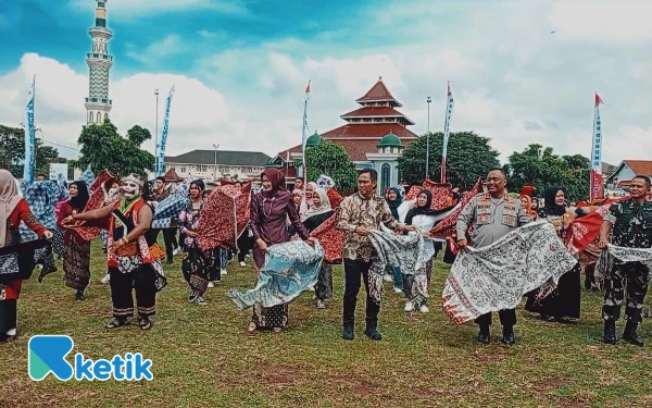 Thumbnail Berita - Tari Kolosal Batik Warnai Peringatan Hari Batik Nasional di Cilacap