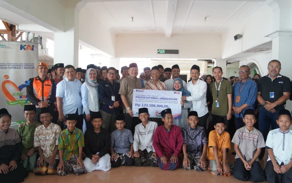 Thumbnail Berita - Istimewa! KAI Daop 7 Madiun Kucurkan Bantuan Bina Lingkungan TJSL di Ponpes Karang Kadempel