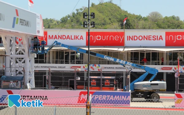 Thumbnail Berita - [Foto] Kesibukan Sirkuit Mandalika Jelang MotoGP Indonesia 2025, Ada Patung Jokowi Tertutup Baliho
