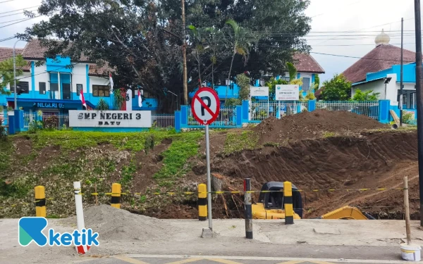 Thumbnail ‎Pengerjaan Jembatan dan Pedestarian SMPN 3 Kota Batu Ditargetkan Rampung Akhir November