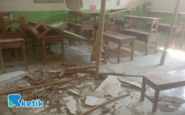 Thumbnail Atap Ruang Kelas SDN Bunten Barat 3 Ketapang Ambruk, KBM Pindah ke Musala