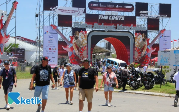 Thumbnail Berita - [Foto] Meriahnya Area Pesta Rakyat Mandalika di Ajang MotoGP Indonesia 2025