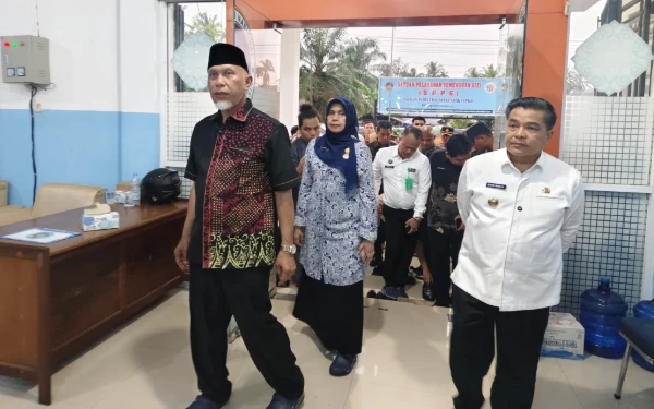 Thumbnail Berita - Gubernur Mahyeldi Jenguk Korban Dugaan Keracunan MBG di Agam