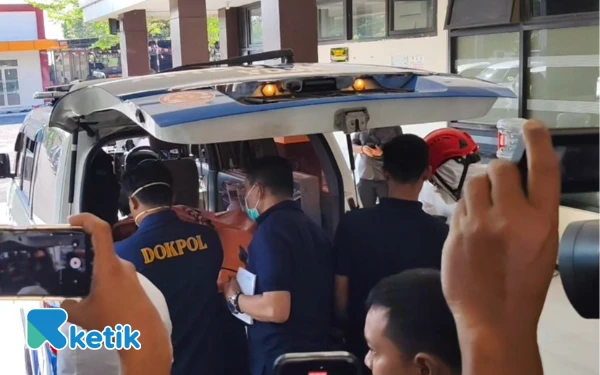 Thumbnail Keluarga Korban Ponpes Al Khoziny Sidoarjo Tiba di RS Bhayangkara Jawa Timur