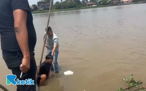 Thumbnail Gasak Uang Tetangga Rp80 Juta! Takut Ditangkap, Adam Malik Pilih Terjun ke Sungai