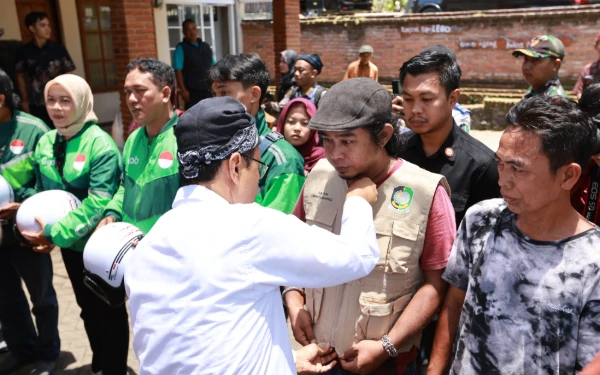 Thumbnail Berita - Ojek Banyuwangi Full Senyum! Mensos Bagikan Helm-Jaket, ASN Wajib Ngojek Tiap Jumat