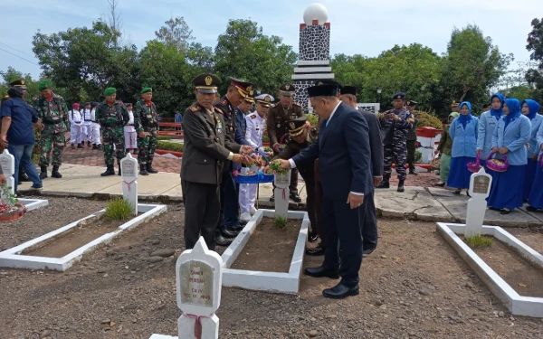 Thumbnail Berita - Penuh Khidmat dan Bertabur Bunga, Ziarah Nasional di TMP Jayana Sureng Yuda Pemalang