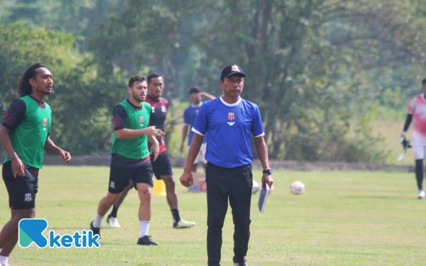 Thumbnail Lawan Persiku, Widodo Cahyono Putro Kebut Benahi Pertahanan Deltras FC