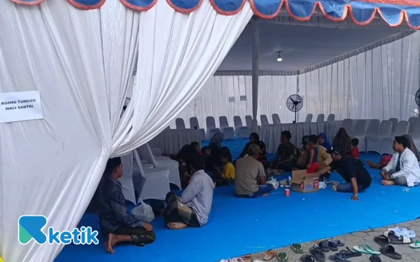 Thumbnail Keluarga Korban Ponpes Al Khoziny Menginap di RS Bhayangkara, Menanti Kepastian Identifikasi