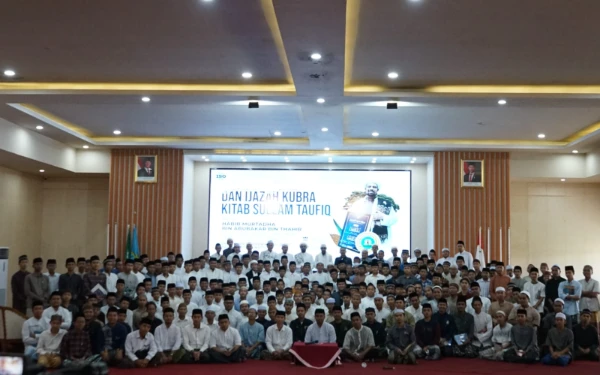 Thumbnail Berita - Baca Kitab Sullam Taufiq dengan Fasih, Santri Nurul Jadid Dapat Apresiasi Dzurriyah Pengarang