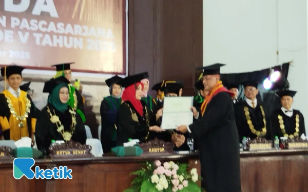Thumbnail Menteri Haji Ceritakan Perjuangan Wisuda S-3 di UIN Malang, Kerjakan Disertasi 2 Tahun hingga Kuliah di Rest Area Tol