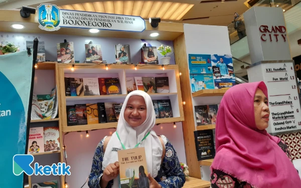 Thumbnail Wulan Rahmawati, Siswi TKJ Tuban Gebrak Dunia Literasi Lewat Novel Perdananya