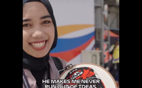 Thumbnail Berita - Momen Unik di MotoGP Mandalika 2025: Fabio Quartararo Dilamar Fans Berhijab dengan Buku Nikah