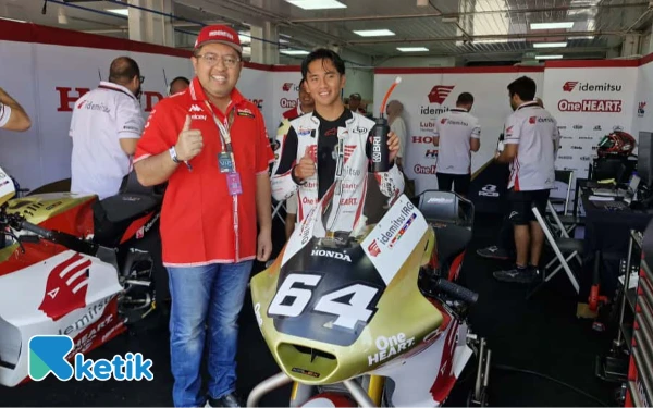 Thumbnail Berita - Perdana! Komisaris BRI Lukmanul Khakim Dukung Langsung Mario Aji di Sirkuit Mandalika