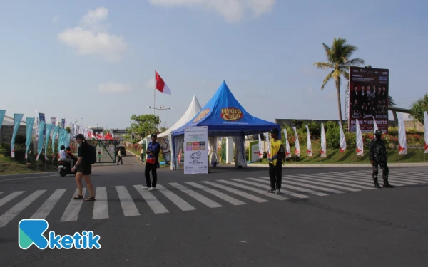 Thumbnail Berita - [Foto] Suasana Area Luar Sirkuit Mandalika Beberapa Jam Jelang Balapan Utama GP Indonesia 2025