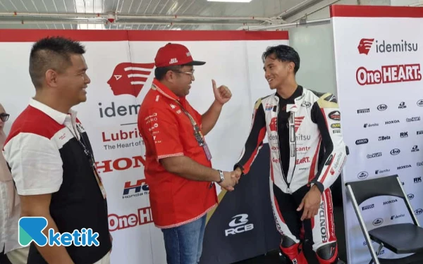 Thumbnail Berita - Komisaris BRI Lukmanul Khakim Masuk Paddock Mario Aji Moto2, Dukung Penuh Super Mario Bersama BRI