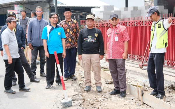 Thumbnail Bupati Anom Widiyantoro Pantau Proyek Jalan, Pastikan Pembangunan Tepat Waktu dan Berkualitas