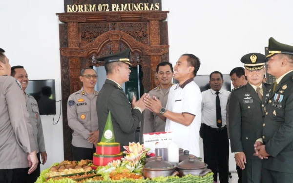 Thumbnail Berita - Simbol Persaudaraan di HUT Ke-80 TNI, Korem 072/Pamungkas Terima Kejutan Istimewa dari Polda DIY
