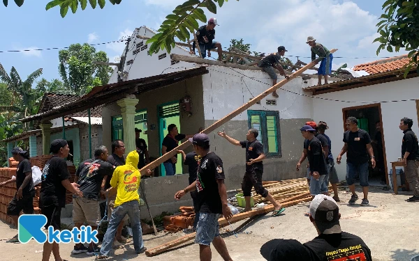 Thumbnail GPI Blitar Tunjukkan Kepedulian, Gotong Royong Perbaiki Rumah Anggota