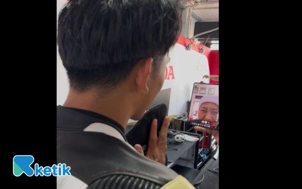 Thumbnail Gubernur Khofifah Sempatkan Video Call Mario Aji sebelum Berlaga Moto2 MotoGP Mandalika 2025