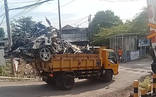 Thumbnail Berita - Bangkai Mobil Sedan Ikut Dievakuasi dari Ponpes Al Khoziny