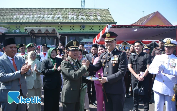 Thumbnail Berita - Kapolres Datangi Kodim 0823/Situbondo, Beri Kejutan Ulang Tahun ke-80 TNI