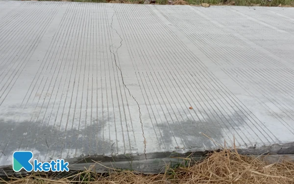Thumbnail Berita - Jalan Rabat Beton di Kelangdepok Bodeh Retak Sebulan Setelah Dikerjakan, Diduga Ada Masalah Kualitas dan Administrasi