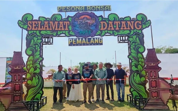 Thumbnail Berita - Bupati Anom Buka Pameran Nasional 2025, Ratusan Pencinta Bonsai Tumpah Ruah di Pemalang