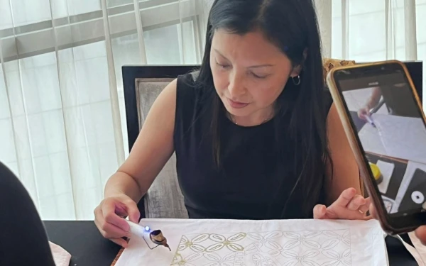 Thumbnail Uniknya Membatik Pakai Ampas Kopi, Ciptakan Pola Tekstur yang Khas