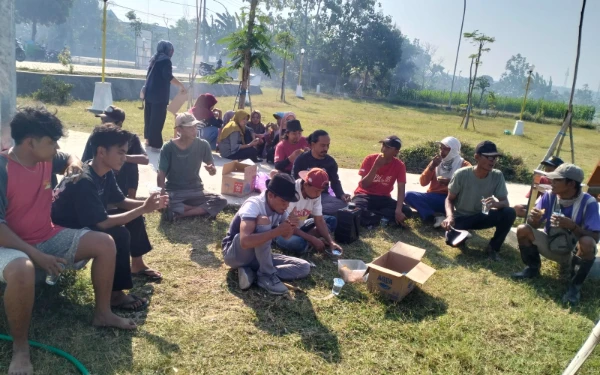 Thumbnail Berita - Jaga Kebersihan Paguyuban Pedagang RTH Singgahan Tuban Gotong Royong Bersihkan Rumput dan Sampah