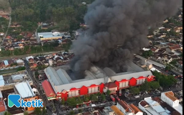 Thumbnail Berita - Subuh Mencekam di Wonogiri: Pasar Kota Terbakar, Puluhan Kios Jadi Abu dalam Hitungan Jam