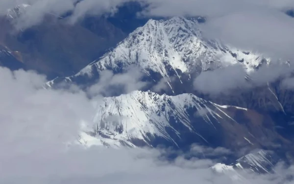 Thumbnail Badai Salju Menerjang Tibet, Seribu Turis Terjebak di Lereng Gunung Everest