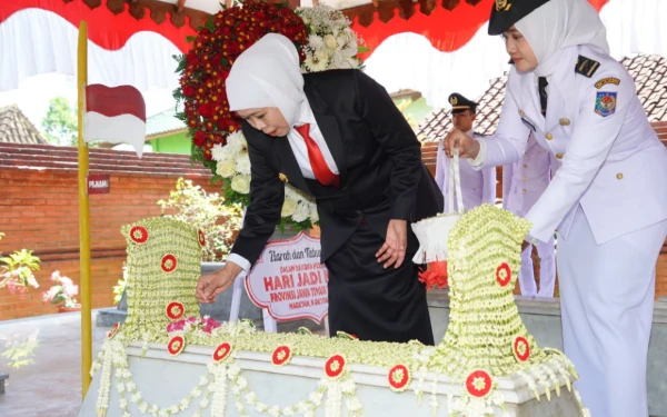 Thumbnail Gubernur Khofifah Ziarah Makam Gubernur Soerjo, Ajak Teladani Semangat Kepahlawanan