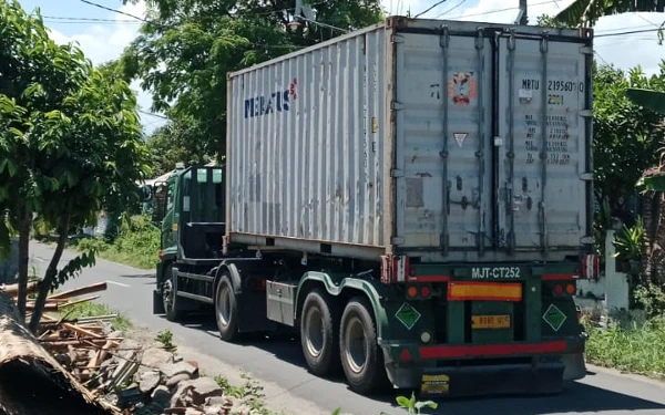 Thumbnail Jalan Desa Taman di Bondowoso Rusak Akibat Truk ODOL, Warga Minta Pemerintah Bertindak