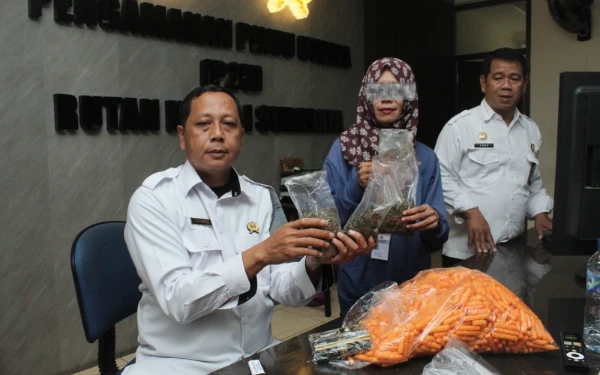Thumbnail Niat Mau Kasih 'Snack Spesial' ke Napi, Pengunjung Rutan Surabaya Malah Ketahuan Bawa Ganja 230 Gram.