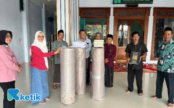 Thumbnail Berita - Anggota DPR RI Sadarestuwati Salurkan Bantuan Karpet untuk Masjid dan Mushalla di Jombang