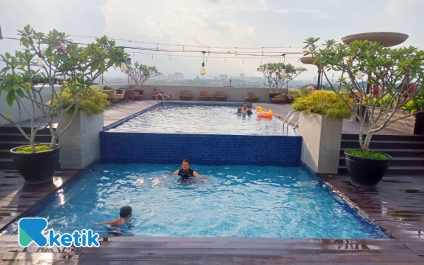 Thumbnail Rasakan Pengalaman Baru dalam Menikmati Hidangan Menu di Gin Gin Cafe, Pool and Rooftop Malang