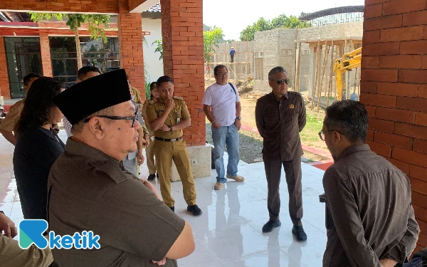 Thumbnail Berita - Komisi I DPRD Kota Blitar Sidak ke Kelurahan Kepanjenlor, Kontraktor: Bukan karena Kualitas Buruk