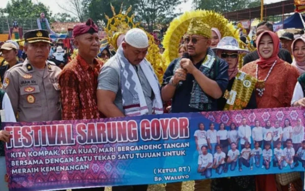 Thumbnail Berita - Bupati Pemalang Komitmen Perluas Pasar Sarung Goyor Tembus Mancanegara