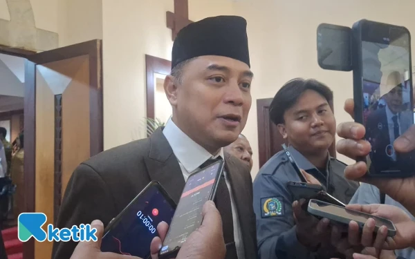 Thumbnail Eri Cahyadi Pastikan Tak Ada Lagi Penahanan Ijazah di Sekolah Swasta Surabaya, Pemkot Siapkan Bantuan Rp350 Ribu Per Bulan