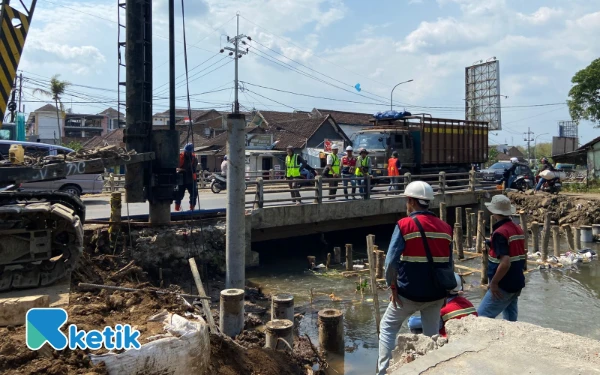 Thumbnail Atasi Kemacetan, Pelebaran Jembatan KH Malik Dalam Kota Malang Berprogres 20 Persen