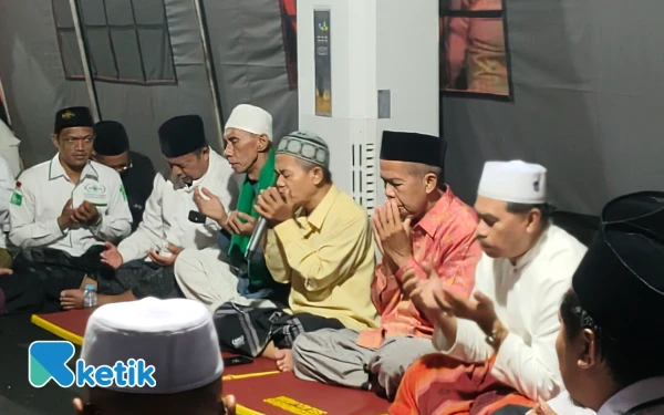 Thumbnail Tahlil dan Tahmid Bergema di Posko Rumah Sakit Bhayangkara, Doakan Korban Ponpes Al Khoziny