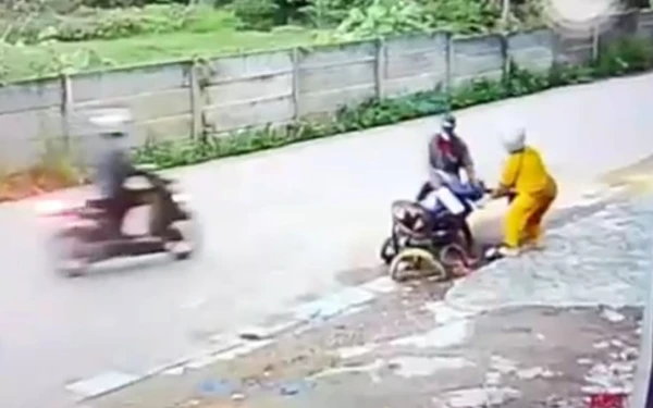 Thumbnail Aksi Begal di Talang Kelapa Palembang Terekam CCTV, Polisi Buru Dua Pelaku