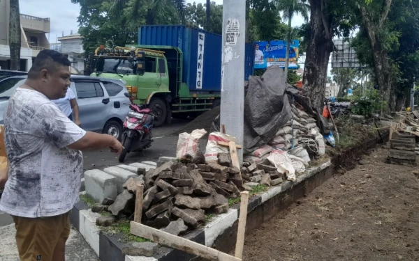 Thumbnail Berita - Dugaan Pemborosan Anggaran Selimuti Proyek Trotoar Bitung, Aktivis Minta APH Turun Tangan
