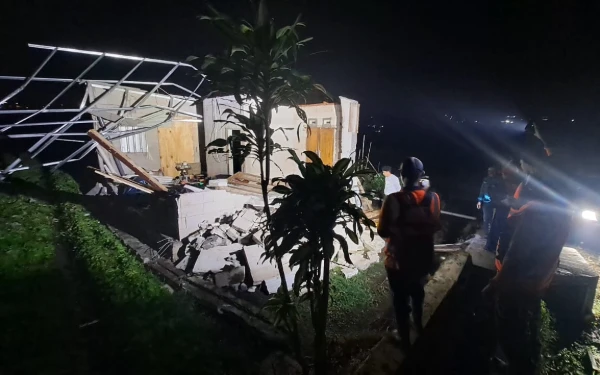 Thumbnail Cuaca Ekstrem Terjang Kota Batu, Rumah Warga Giripurno Roboh Diterpa Angin