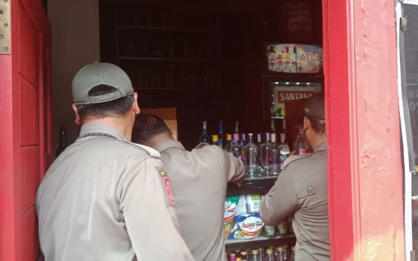 Thumbnail Satpol PP Malang Sita 260 Botol Minol, Dua Toko di Muharto Terbukti Jual ke Anak di Bawah Umur